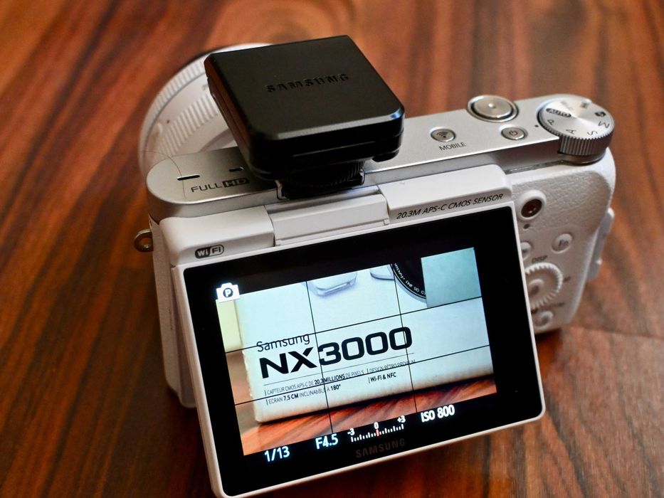 Camera foto mirrorless Samsung NX3000 alb cu obiectiv NX 20-50 II ED