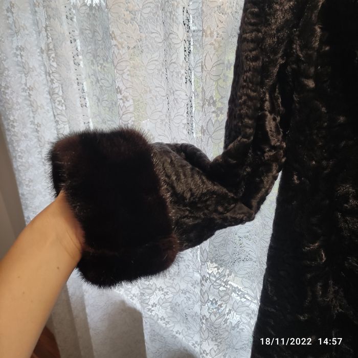 Vand haina blana neagra foarte frumoasa