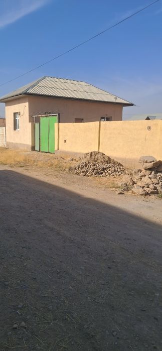 Qarshida eski sho‘rtan dachadan