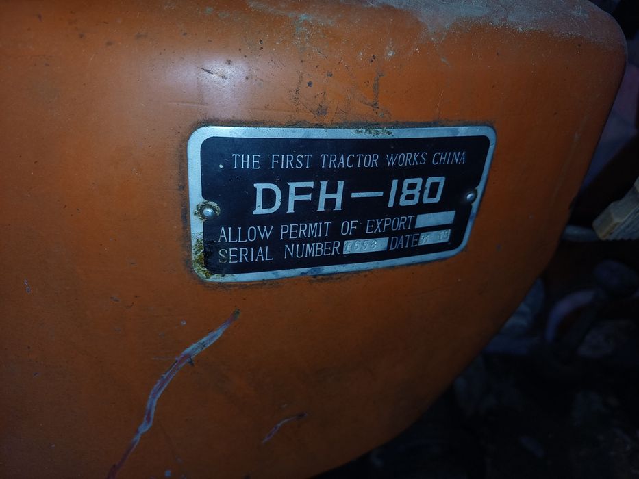 Трактор DFH 180  забраяен с вода избили тапи на главата