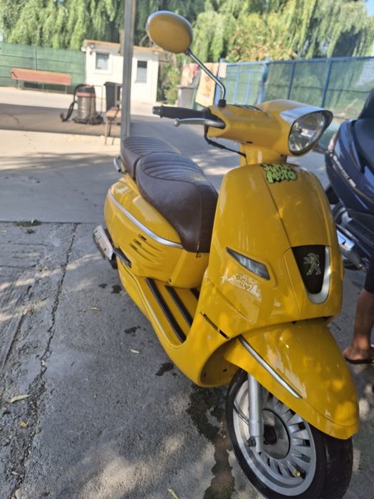 Vand scuter peugeot django.
