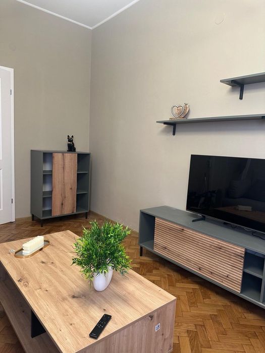 Дава се под наем Тристаен апартамент в София, Медицинска академия - 90 кв.м за 1000 € - Снимка #1