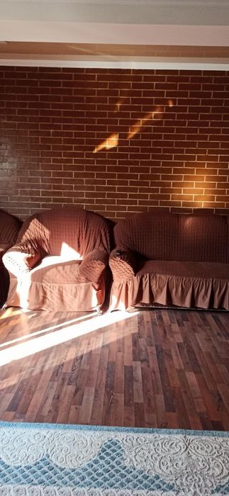 Продам диван с чехлом