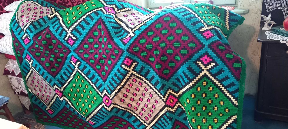 Vând coverturi - ,, lipideu ,, din lână țesute manual  - 1250 lei neg,