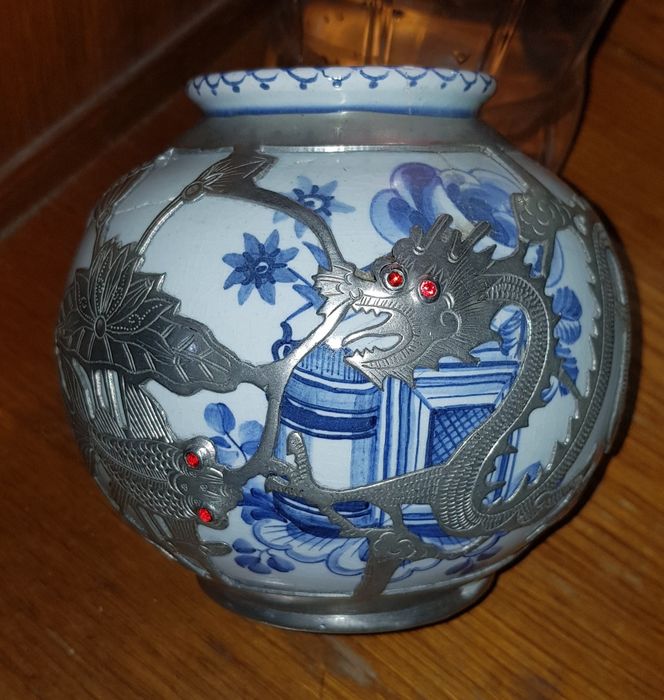 Кувшин Драконы и Рыбы ползающие по кувшину