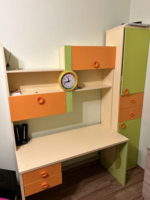 письменный стол , шкаф гардероб  и ковер