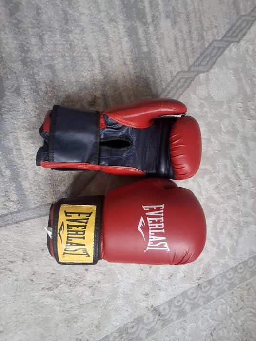 Боксерские перчатки Everlast в отличном состоянии