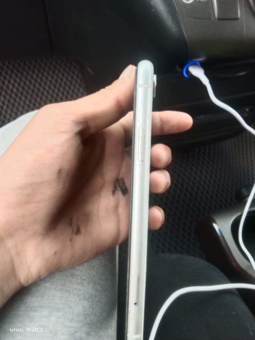 Айфон хр белый..