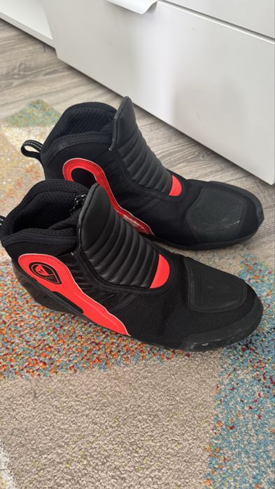 Мото Екип( яки, каски, обувки, раници, ръкавици)