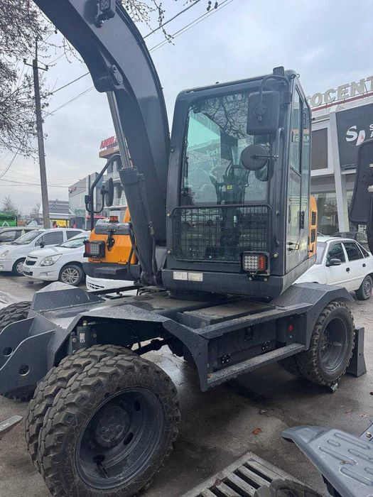 Колесный гидравлический экскаватор XINYUAN XYB80W 660 млн сум с НДС