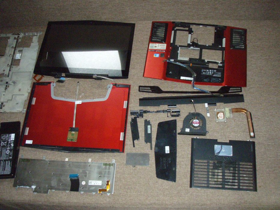 Dezmembrez Alienware M17x-R2 i5-520M 2x ATI HD5850M BD-ROM