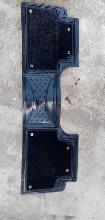 Продавам комбинирана задна стрелка гума и мокет с копки чисто нова