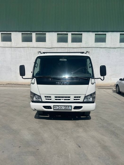 Isuzu yuk mashinasi sotiladi