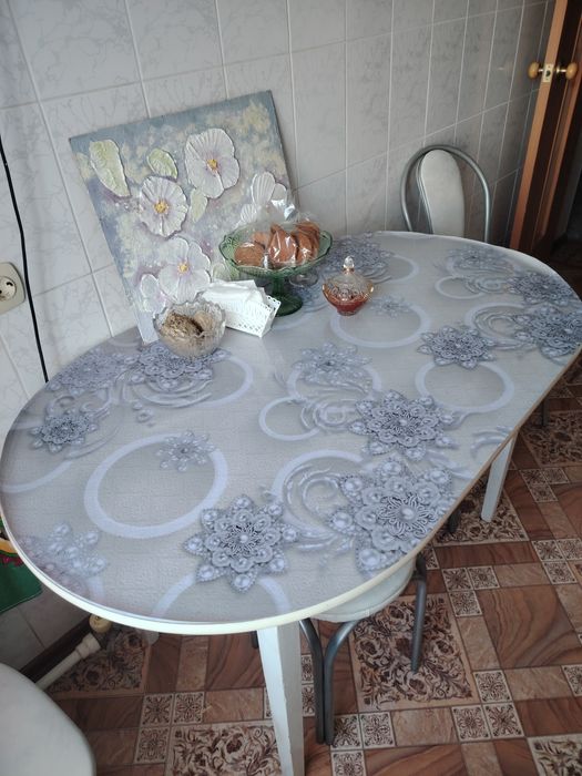 Стол кухонный овальный с ящиком