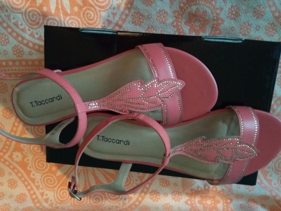 Продаются сандалии.