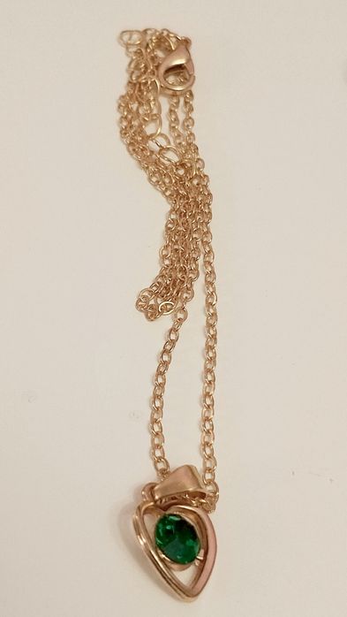 Украшения с изумрудными камнями.