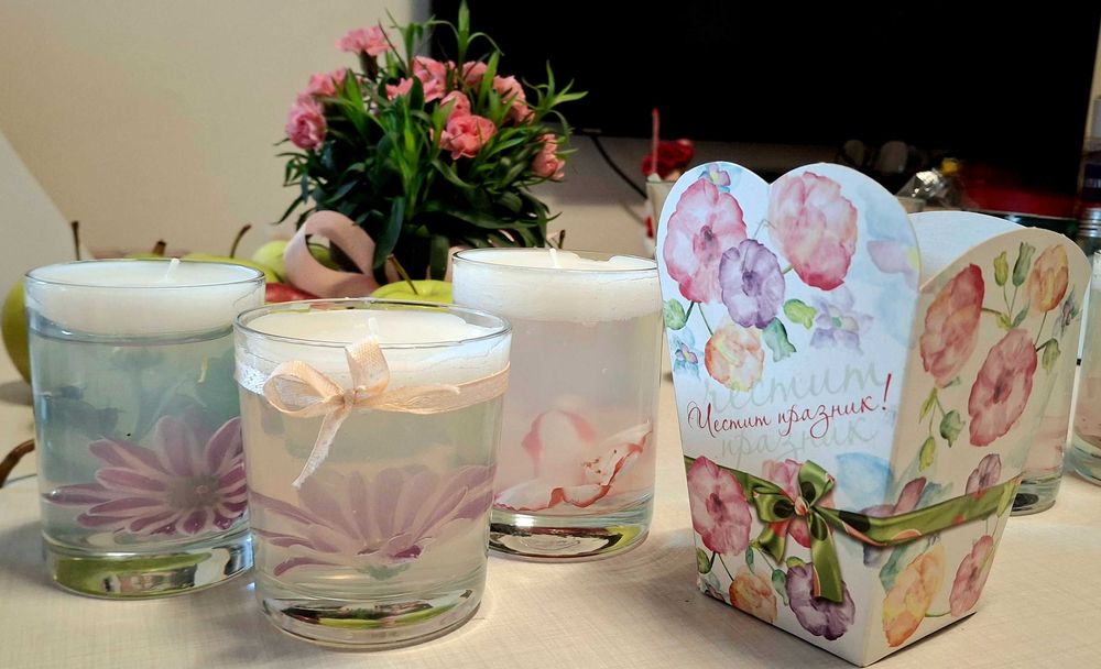 Свещ с живи цветя