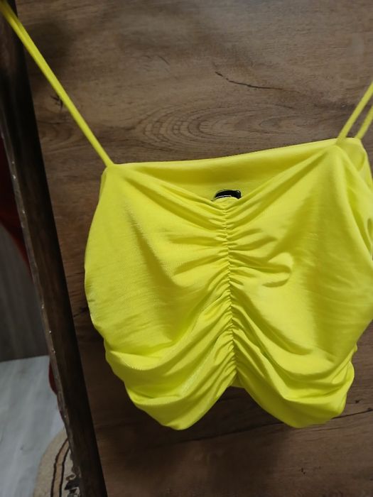 Top scurt cu bretele