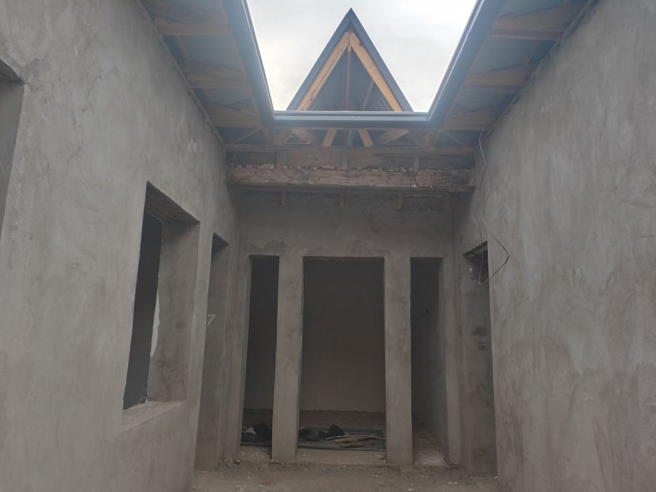 Uy sotiladi Kerpichnida karobka holatda hovli sotiladi:
Narxi: 35000$