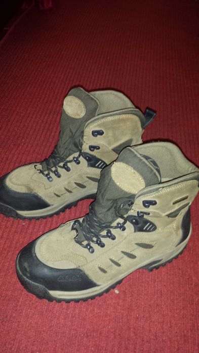 Продаются водонепроницаемые ботинки