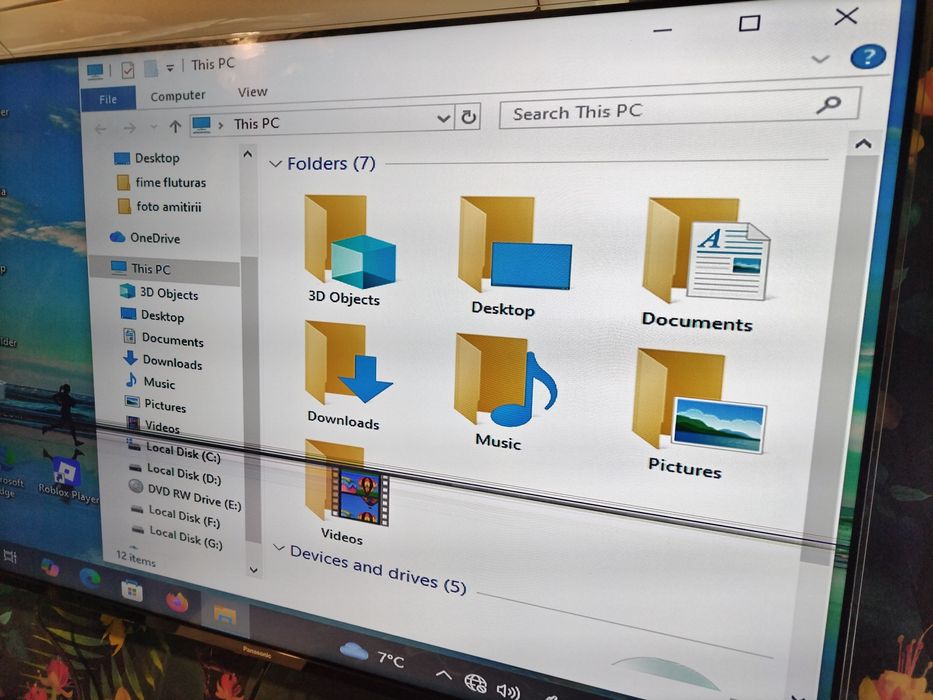 Vând un TV de 49 este displeiu spart funcțional cum se vede în poza