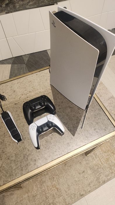 PlayStation5 Folosit, doua controlăre doualsense, charging dock