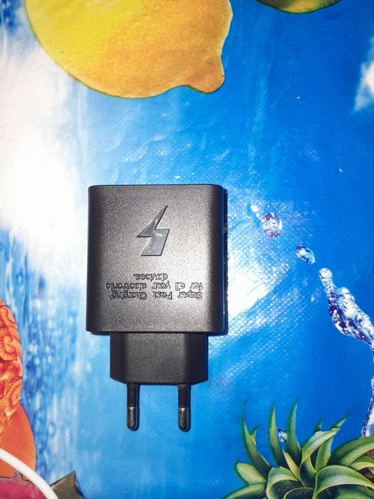 Zaryadchik kebeli bilan sotiladi