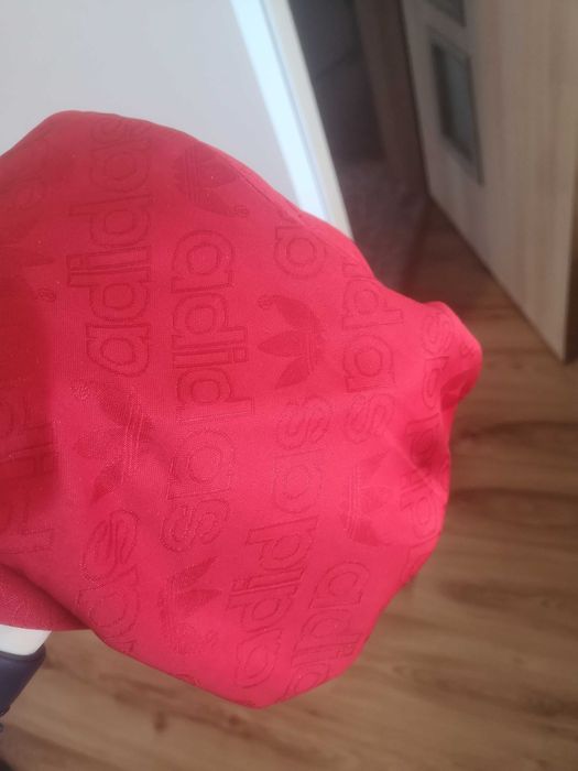 Червен екип Адидас