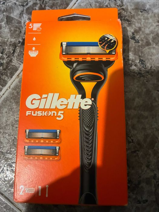 Чисто нова самобръсначка Gillette Fusion5 (дръжка + 2 ножчета)