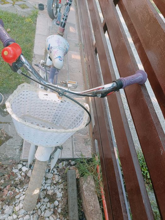 Vând o Vespa electrică, tricicletă, trotinetă și o bicicletă pentru copii cu vârsta cuprinsă între 3 și 6 ani