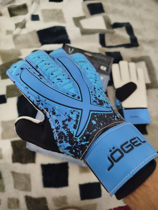 Продам вратарские перчатки