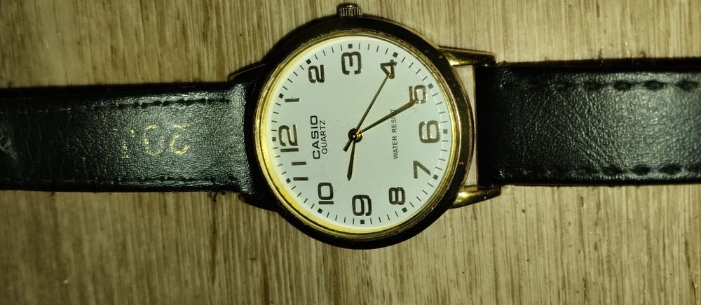 (Casio Enticer / Collection) в золотистом корпусе с белым циферблатом