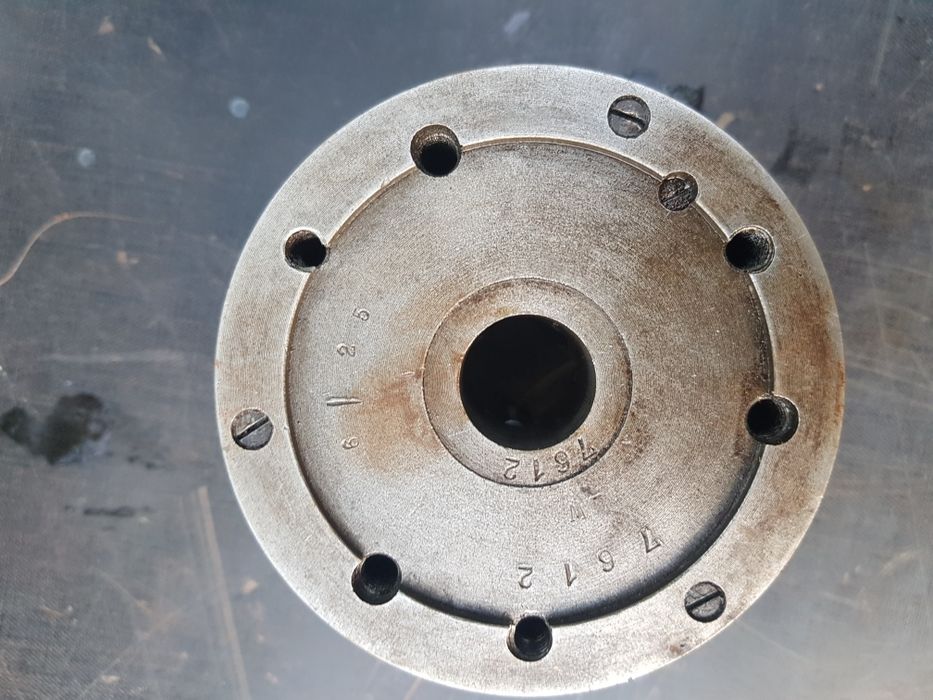Materiale:aluminiu si universal de 125 cu trei bacuri .universal de 85cutrei bacuri.