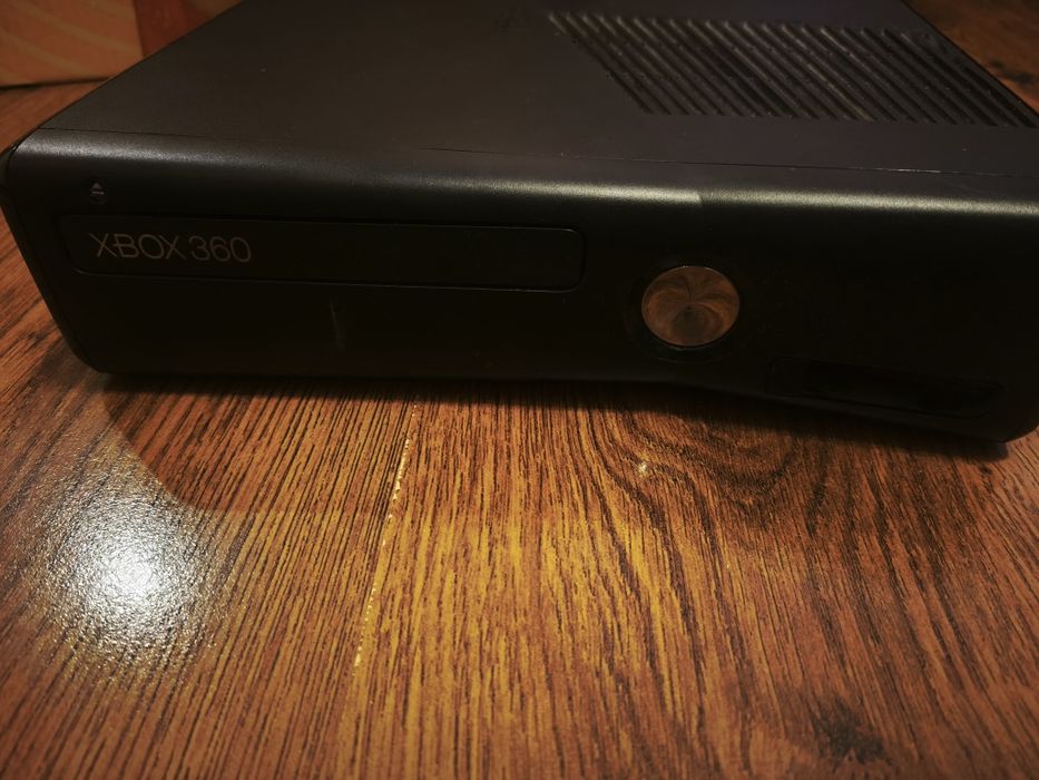 Xbox 360, 43 игри и контролер