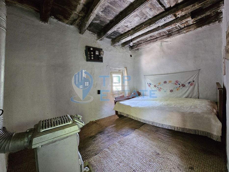 Автентична двуетажна къща с голям двор в село Мусина