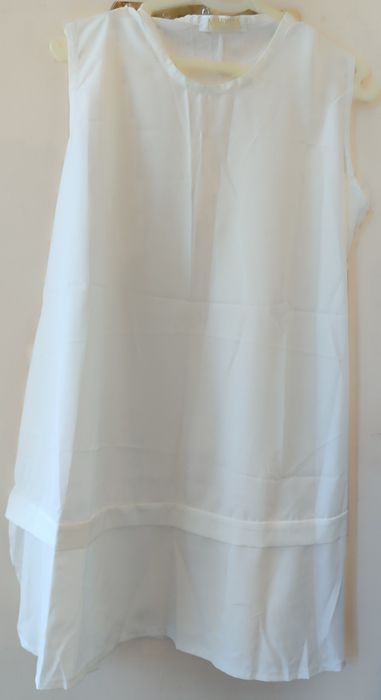 Ayollar uchun toʻrttasi birda boʻlgan zamonaviy kiyim