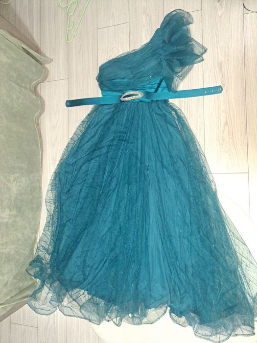 Vand rochie de ocazie mărimea 44- se potrivește la un M sau L