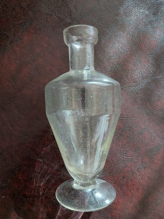 Бутилка стара с малки мехурчета в стъклото