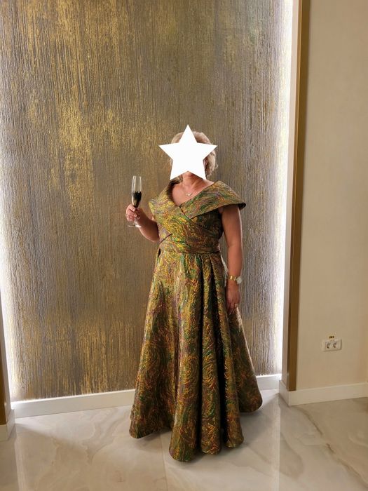 De vânzare:rochie din brocard de ocazii speciale mărime 50-52.