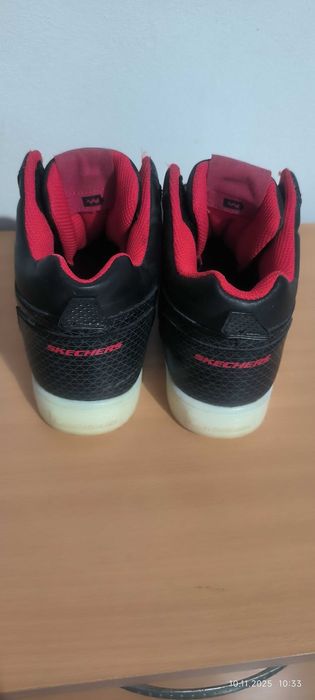 Vând adidași băiat Skechers