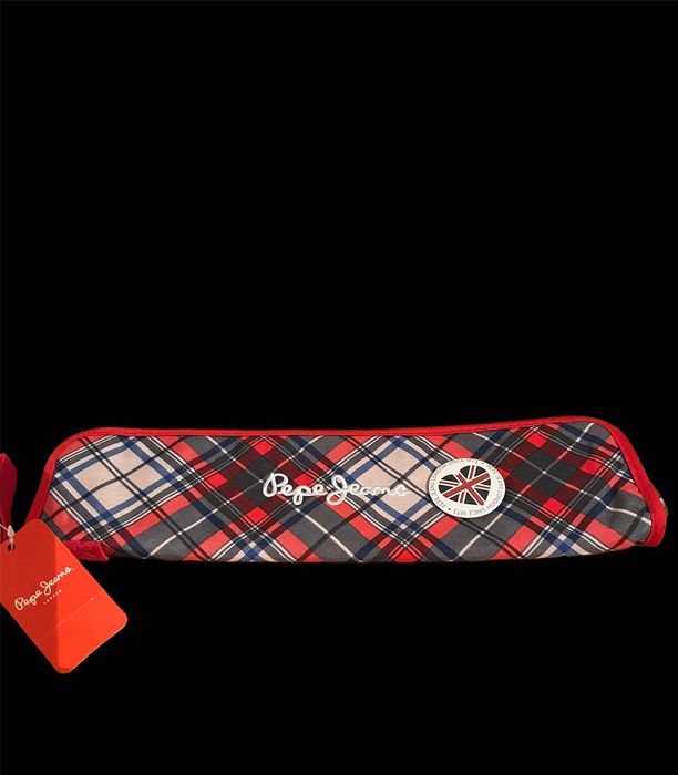 Несесер за училище , има и значка на марката Pepe Jeans