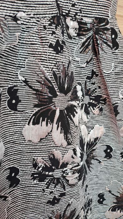 Рокля с флорални мотиви