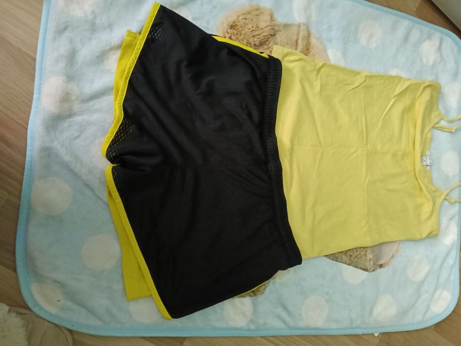 Vând pantaloni scurți Adidas+ maiou galben