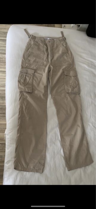 Бежов карго панталон – удобен и стилен