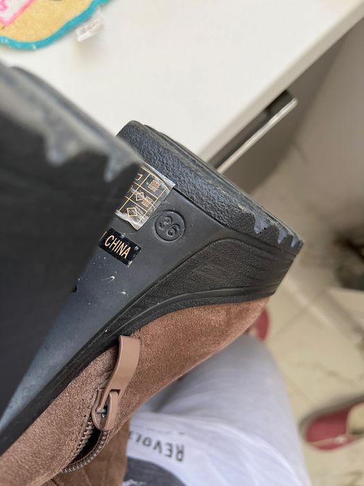 Vand cizme pana la genunchi