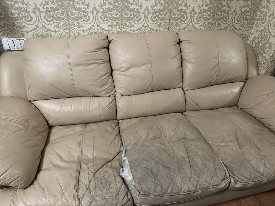 Диван кожаный требует реставрации