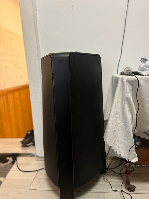 iPhone 12 Pro Max și o boxă Samsung de 1500 de W