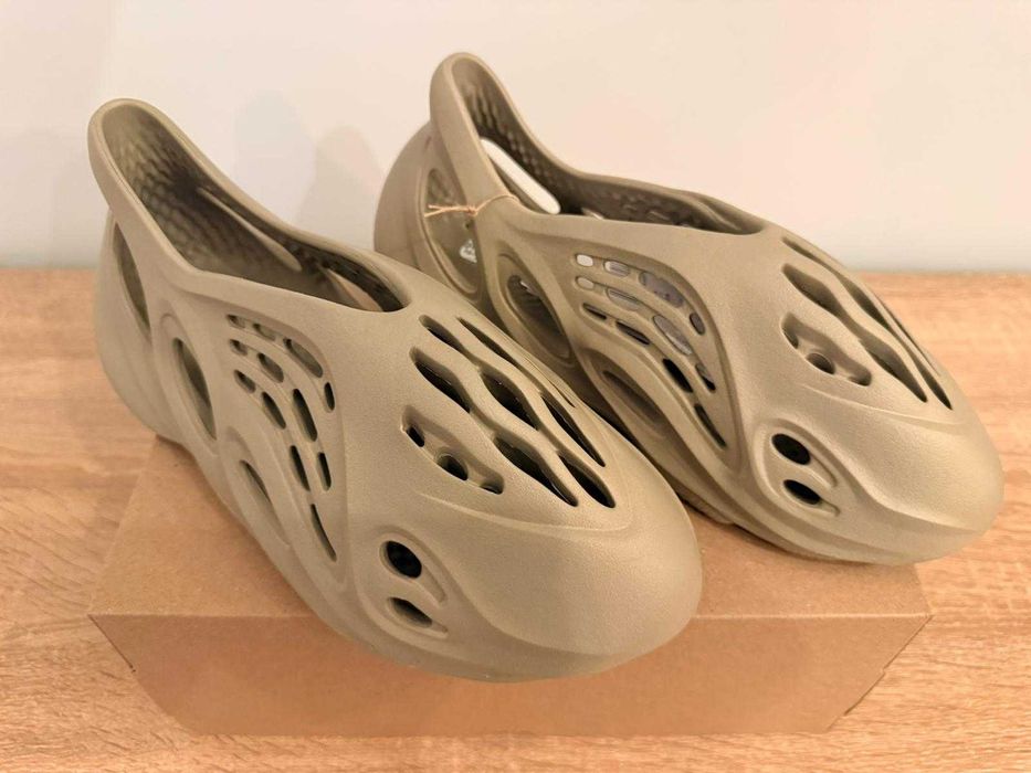 Vând Yeezy FOAM RNR Stone Salt