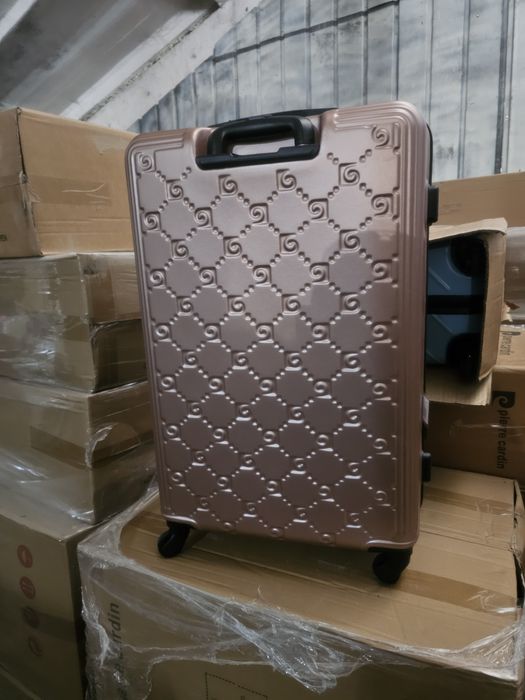 КОМПЛЕКТ 3 броя чисто нови куфара Pierre Cardin 
Описание:
Продавам пълен комплект от 3 броя чисто нови куфари на реномираната ма