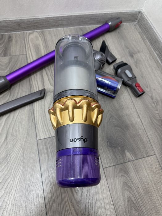 Прахосмукачка Dyson v15